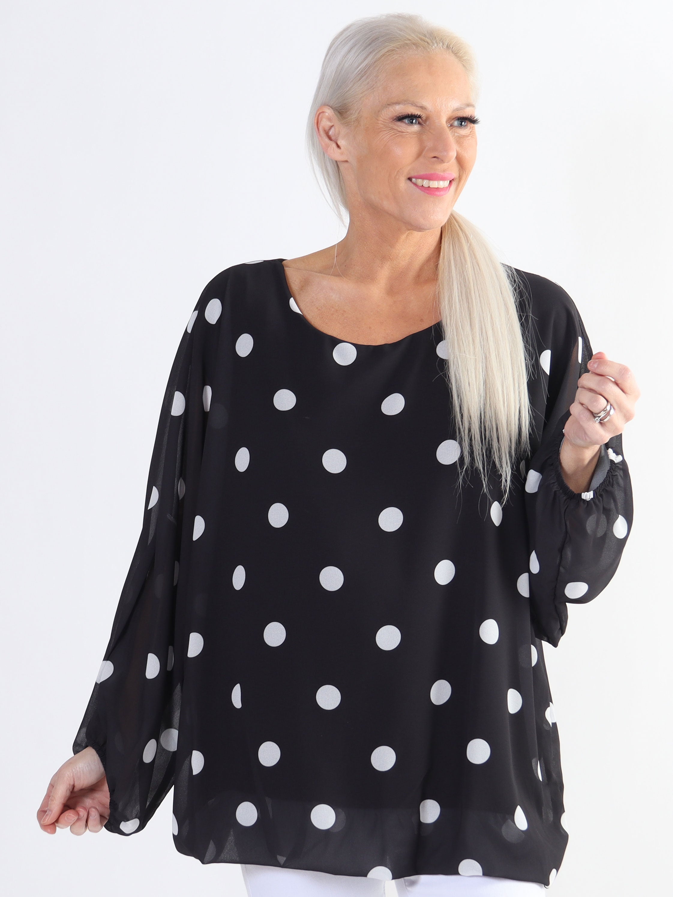 Destiny Dot - Plus size bluse i chiffon med prikker